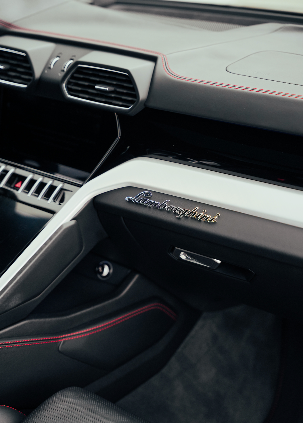 Lamborghini Urus photo